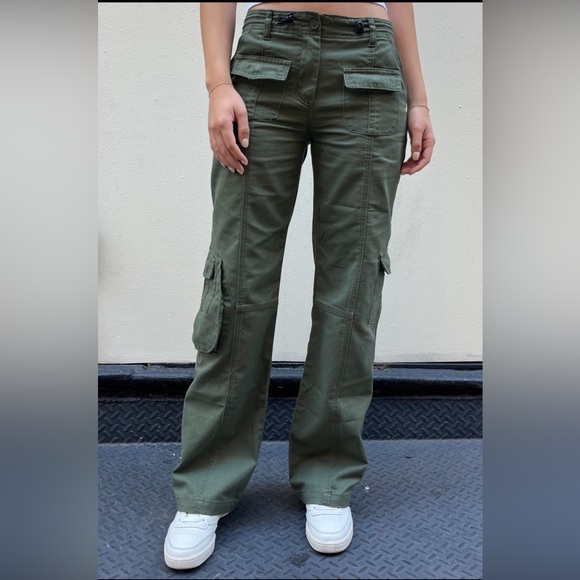 Brandy Melville Kim cargo pants in green. - Picture 5 of 5